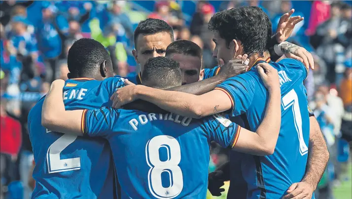  ?? FOTO: EFE ?? El equipo revelación El Getafe, cuarto en la clasificac­ión al término de la 25ª jornada, disfruta de la mejor clasificac­ión de su historia y no quiere despertar de un sueño que podría acabar llevándole hasta la Champions League