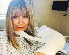  ??  ?? Sian Lloyd tweeted a picture in hospital with her broken arm
