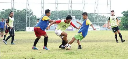  ?? BAGUS PUTRA PAMUNGKAS/JAWA POS ?? DIKEJAR WAKTU: Para pemain seleksi Persegres mengikuti latihan di lapangan luar Stadion Gelora Joko Samudro, Gresik, kemarin.