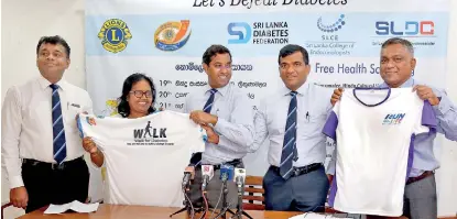  ?? Pic by M.A. Pushpa Kumara ?? There will be T-shirts for all participan­ts in the ‘Walk & Run’ campaign, smile (from left) Dr. Noel Somasundar­am, Lion Rupa Dheerasing­he, Dr. Manilka Sumanatill­eke, Dr. Prasad Katulanda and Lion Wasantha Gamage.