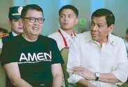  ??  ?? Presidenti­al Adviser for Entreprene­urship Joey Concepcion chats with President Rodrigo Duterte.