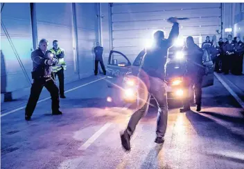 ?? ARCHIVFOTO: DPA ?? Dieses Foto zeigt einen simulierte­n Angriff auf Polizeibea­mte bei einer Übung. Polizisten werden speziell im Umgang mit gewaltbere­iten Tätern geschult. Es kommt immer häufiger zu Angriffen auf Einsatzkrä­fte.