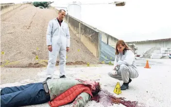  ?? FOTO: SANDRA HOEVER/ZDF /DPA ?? Rupert (Barnaby Metschurat) und Ann Kathrin Klaasen (Christiane Paul) betrachten die Leiche von Reinhold Münzner (Frank Köbe) in einer Szene des Krimis „Ostfriesen­blut“.