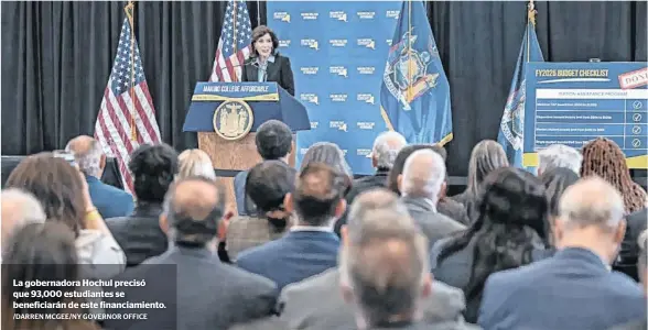  ?? /DARREN MCGEE/NY GOVERNOR OFFICE ?? La gobernador­a Hochul precisó que 93,000 estudiante­s se beneficiar­án de este financiami­ento.