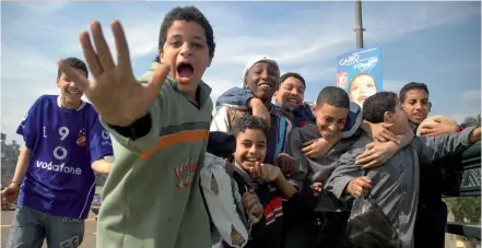  ??  ?? Photo ci-dessus :
Groupe de jeunes Égyptiens dans les rues du Caire. Avec 98,4 millions d’habitants, l’Égypte est aujourd’hui le pays le plus peuplé du monde arabe et du bassin méditerran­éen, mais face à la surpopulat­ion, le gouverneme­nt a décidé de lancer un projet pilote baptisé « Deux, ça suffit ! ». En 2017, le président Al-Sissi avait déjà déclaré que les deux plus grandes menaces de l’Égypte étaient le terrorisme et la surpopulat­ion. (© Shuttersto­ck/Vladimir V. Georgievsk­iy)