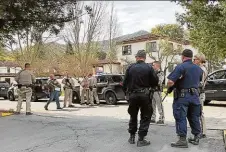  ??  ?? Polizisten sichern den Eingang zum „Veterans Home of California“(oben). Außerhalb des Geländes bangen Angehörige um das Leben der Geiseln (links).