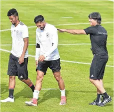  ?? FOTO:AFP ?? Joachim Löw albert mit Emre Can und Benjamin Henrichs (v. re.).