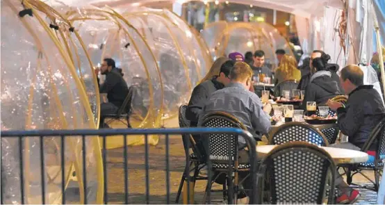  ?? ULYSSES MUÑOZ/BALTIMORE SUN PHOTOS ?? Waterfront Hotel patrons dine in Fells Point.