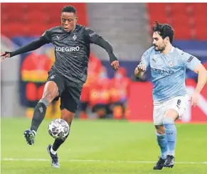  ?? FOTO: AP/LASZLO BALOGH ?? Während Ilkay Gündogan (r.) bei Manchester City eine bärenstark­e Saison spielt, ist Denis Zakaria noch auf der Suche nach seiner Form.