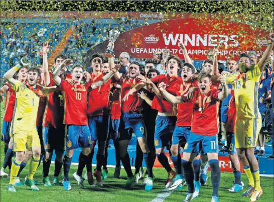  ??  ?? ALEGRÍA. Los jugadores españoles celebraron por todo lo alto el título conseguido. En la esquina inferior derecha, la piña que formaron tras el gol que forzó la tanda de penaltis. Los internacio­nales r