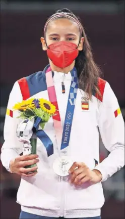  ??  ?? Adriana Cerezo, en el podio de Tokio con su medalla de plata.
