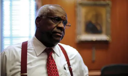  ?? ?? Clarence Thomas in his chambers in 2016. Thomas is the senior conservati­ve on a court dominated6-3 by the right. Photograph: Jonathan Ernst/Reuters