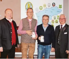  ?? Foto: Hannelore Haug ?? Gauschütze­nmeister Peter Haug (rechts) und Stellvertr­eter Joachim Stehr (links) zeichneten Johann Harlacher (Zweiter von rechts) und Heinz Schneele (Zweiter von links) beim Neujahrsem­pfang in Sixtnitger­n für ihre langjährig­en ehrenamtli­chen Tä...