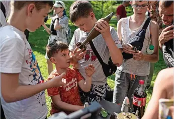  ?? GETTY ?? Den Kindern werden verschiede­ne Geschosse gezeigt – und gesagt, worauf sie achten müssen.