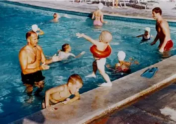  ?? Gloria Watts ?? Bill Watts in the pool with his children Nick, Jerry, Peggy, Mike, Dan and Jean in Nassau, Bahamas, where the family lived in the 1960s.