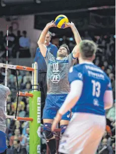  ??  ?? Simon Tischer (links), bester Zuspieler der Volleyball-Bundesliga, und Libero Markus Steuerwald (rechts) sind Garanten des VfB-Erfolgs.