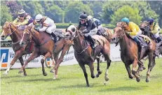  ?? FOTO: THOMAS LAMMERTZ ?? Gleich vier Pferde lieferten sich im fünften Rennen beim Ladies’ Day am Samstag ein Kopf-an-Kopf Rennen, das Lady Quartz (3.v.l.) gewann.