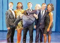  ?? Foto: Marcus Barnstorf ?? Freuten sich über eine gelungene Exklusivve­ranstaltun­g des Musicals „Bodyguard“(v. links): Jamie Cox (Stalker), Sidonie Smith (Rachel Mar  ron), Jadran Malkovic (Frank Farmer) in seinen Armen Birgit Perseus, Phi  lipp Hörmann und Zodwa Selele (Nicki...