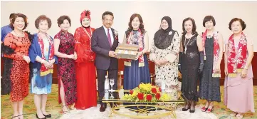  ??  ?? Tsai (fifth right) presenting a souvenir to Musa during the courtesy call while Faridah (fourth right), Ho (third right), Aminah (fourth left), Leong (third left), Jong (left) and others look on.