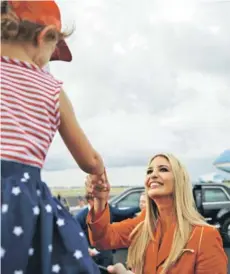  ??  ?? ► Ivanka Trump saluda a una niña tras bajarse del Air Force One en Tampa, el martes.