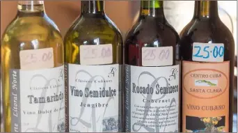  ??  ?? On continue à trouver des “vins cubains” dans les boutiques l'île. Mais d’où proviennen­t-ils ?