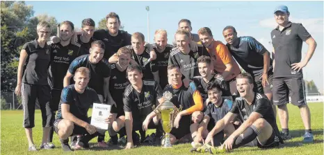  ?? SZ-FOTO: MANFRED SCHERWINSK­I ?? Sicherten sich wie schon im vergangene­n Jahr den Stadtpokal: die Fußballer des SSV Ehingen-Süd.