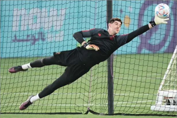  ?? (AFP) ?? Belgium’s goalkeeper Thibaut Courtois takes part in a training session at the Salwa Training Site on Wednesday.