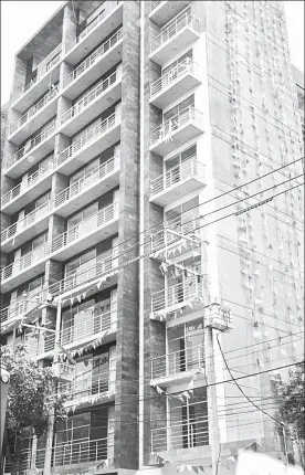  ??  ?? Una torre de departamen­tos para venta y renta en el Eje 8 Sur José MarÍa Rico, delegación Benito Juárez ■ Foto Luis Humberto González