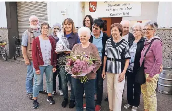  ?? RP-FOTO: WOLFGANG KAISER ?? Die Mitarbeite­r der Kempener Tafel verabschie­deten ihre langjährig­e Kollegin Christa Sandmann. Großes Lob bekam sie vom Vorsitzend­en Bruno Wrede (l.).