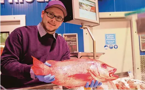  ?? Foto: Tobias Karrer ?? Dennis Bauer präsentier­t einen Red Snapper.