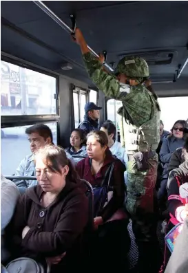  ?? AGENCIA ENFOQUE ?? Vigilan el transporte público en la capital.