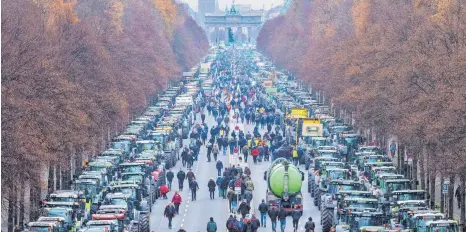  ?? FOTO: ROLF ZÖLLNER/IMAGO IMAGES ?? Protest am Brandenbur­ger Tor: Tausende Traktoren blockieren in Berlin die Straße des 17. Juni.