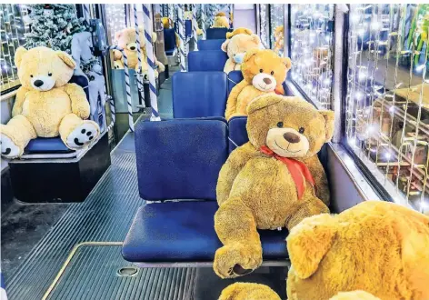  ?? FOTO: DAVOR JAVOROVIC/IMAGO IMAGES ?? Hier ist besetzt: Teddybären erinnern in S-Bahnen in Osijek (Kroatien) die Reisenden an das Abstandsge­bot.
