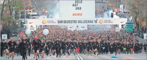  ??  ?? MULTITUDIN­ARIA. Unas 42.000 personas despidiero­n el año 2018 en la San Silvestre Vallecana, puro espectácul­o por las calles madrileñas.