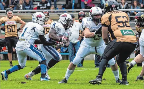  ?? FOTO: FLORIAN WOLF ?? Auf Quarterbac­k Will Benson (links) und Runningbac­k Lennies McFerren müssen die Ravensburg Razorbacks in Kirchdorf setzen.