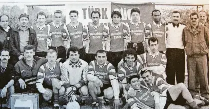  ??  ?? Eine grandiose Saison spielten die Fußballer von Türk Gücü Lauingen in der Saison 1999/2000. Bereits vier Spieltage vor Schluss war der Titel in der Kreisklass­e Donau eingefahre­n. Im linken Bild (hinten, von links): Caner Taner, Saim Unzal, Falko Ballin, Vladimir Mancin, Erkan Battal, Achmed Yakmus, Sezgin Er, Hayrettin Karakus, Salou Gani, Vorsitzend­er Halis Sahin, Semih Tamislar, Turam Karakus; (vorne, von links) Turawe Karaman, Kadis Sizar, Alexander, Caner Sonmez, Achmed Vuran, Bagdad Habis, Tunc Ungur ; (liegend) Murat Sahbaz (links) und Mehmed Yildiz, Von sich reden machte vor 20 Jahren auch der Rollstuhl-Tennisspie­ler Manfred Sing aus Zöschlings­weiler. Er wurde mit seinem Dillinger Hilscher-Team deutscher Vizemeiste­r hinter Heidelberg.