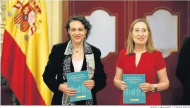  ?? MARTA FERNÁNDEZ / EUROPA PRESS ?? Magdalena Valerio y Ana Pastor posan con un ejemplar del informe sobre el Fondo de Reserva de la Seguridad Social, ayer.