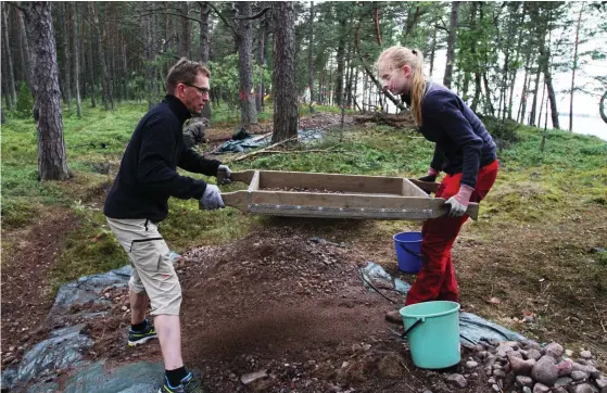  ?? FOTO: SARAH GRöNSTRAND ?? Linus Hoffman och Fanny Fagerholm
■ silar bort sand för att bättre se om ett fynd gömmer sig bland stenarna.