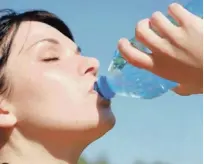  ?? LISTÍN DIARIO ?? Precaucion­es. Aun cuando una persona no tenga sed, Salud Pública aconseja tomar agua abundante y consumir frutas y vegetales.