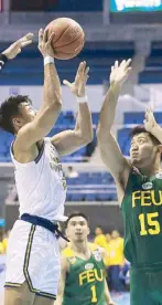  ?? JOEY MENDOZA ?? NU’s Shaun Ildefonso tries a onehander against FEU’s Rey Bienes.