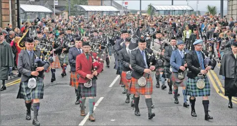  ?? 16_t34_ObanGames0­1 ?? The parade sets off from Station Square to make its way to Mossfield for the games to begin.