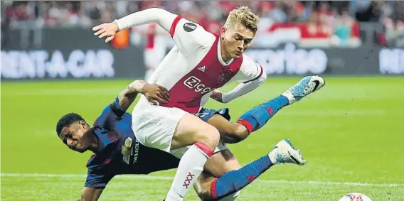  ?? FOTO: GETTY IMAGES ?? Matthijs de Ligt, el central del Ajax que a sus 18 años es el primer nombre que manejan los técnicos del Barça para apuntalar la defensa la próxima temporada
