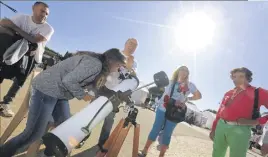  ??  ?? Les ‘‘yeux dans les yeux’’ avec le soleil grâce au club Antarès.