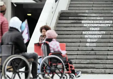  ?? ARMAND HOUGH | African News Agency (ANA) ?? THE Cape Town Associatio­n for the Physically Disabled organised a peaceful protest against Dial-a-Ride operations at the Civic Centre yesterday.