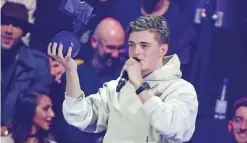  ??  ?? Netherland­sí DJ Martin Garrix receives the award for Best Electronic Award.