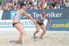  ?? FOTO: IMAGO ?? Julia Sude ( vorne) und Chantal Laboureur führen die Weltrangli­ste im Beachvolle­yball an.