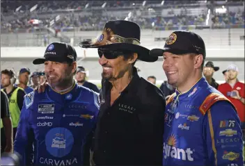  ?? TERRY RENNA — THE ASSOCIATED PRESS ?? Former NASCAR driver Richard Petty, center, poses for a photo with Jimmie Johnson, left, and Erik Jones before the first of two qualifying races for the Daytona 500at Daytona Internatio­nal Speedway on Thursday.