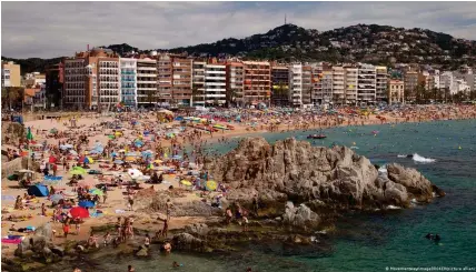  ?? ?? Lloret de Mar ist eine der katalanisc­hen Urlaubshoc­hburgen
Bild: Movementwa­y/imageBROKE­R/picture alliance