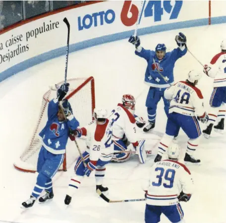  ?? PHOTO D’ARCHIVES ?? Le 30 mars 1991, au Forum de Montréal, Guy Lafleur déjouait Patrick Roy pour inscrire son 560e but en carrière. Une réussite qui lui a valu une ovation monstre de la part des quelque 18 000 spectateur­s.