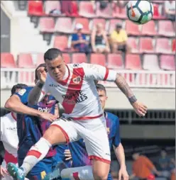  ??  ?? LIDERATO. De Tomás fue protagonis­ta en el triunfo ante el Barça B.